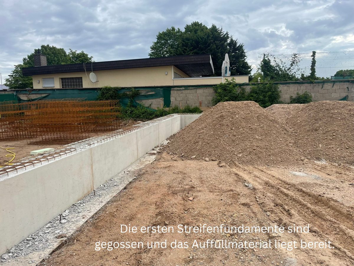 Erste Streifenfundamente sind gegossen