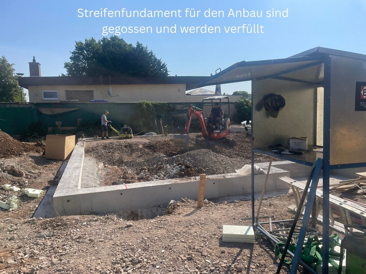 Streifenfundamente für den Anbau werden verfüllt